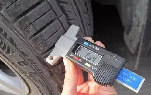 胎紋尺檢查輪胎磨損度