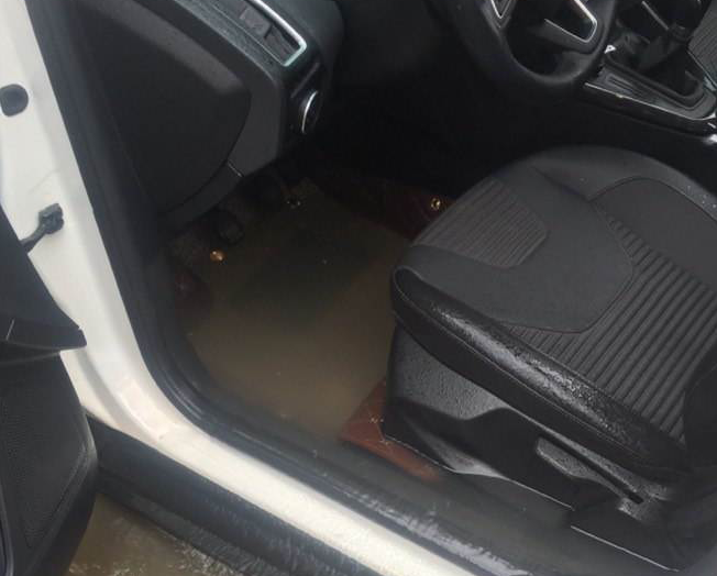 車內(nèi)水泡到地毯位置